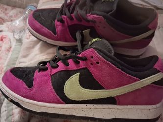 Nikes, size 10 in men and 11 in women