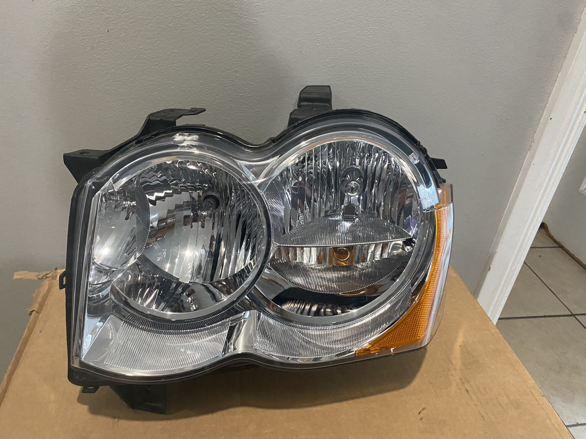 2008-2010 Jeep Grand Cherokee Halogen Chrome Left  Headlight