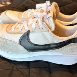 Nike Women’s Waffle Debut  Size 8.5