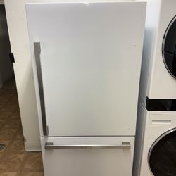 HISENSE BOTTOM/FREEZER REFRIGERATOR . 