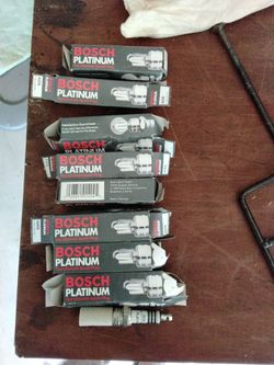 Eight new bosch spark plugs