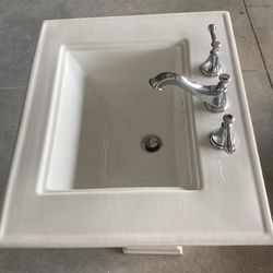 Koehler pedestal Lav