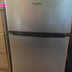 Whirlpool 4.0 cu ft Refrigerator 