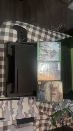 Xbox Series X 1TB Bundle 2 controllers