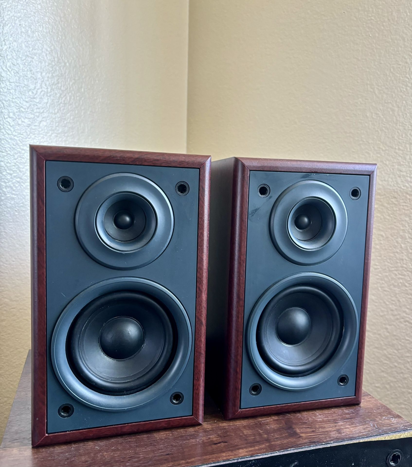 a pair of separate speaker units that accept as much as 25 watts of output power from the main unit. Having the speakers separate from the device offe
