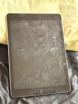 Apple iPad 6th Generation (2018) 32GB + Charger