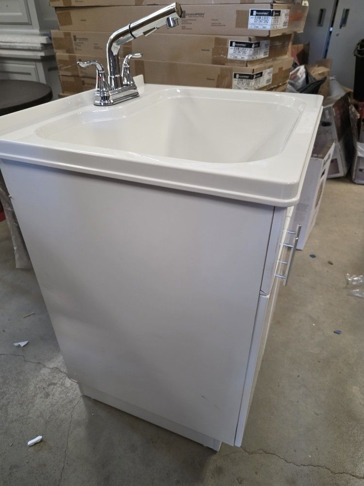 Presenza Shaker Laundry Cabinet Kit with Pull-Out Faucet new with minor cosmetic damage
Basin Front to Back Width (in.) 17.7 in
Basin Left to Right L