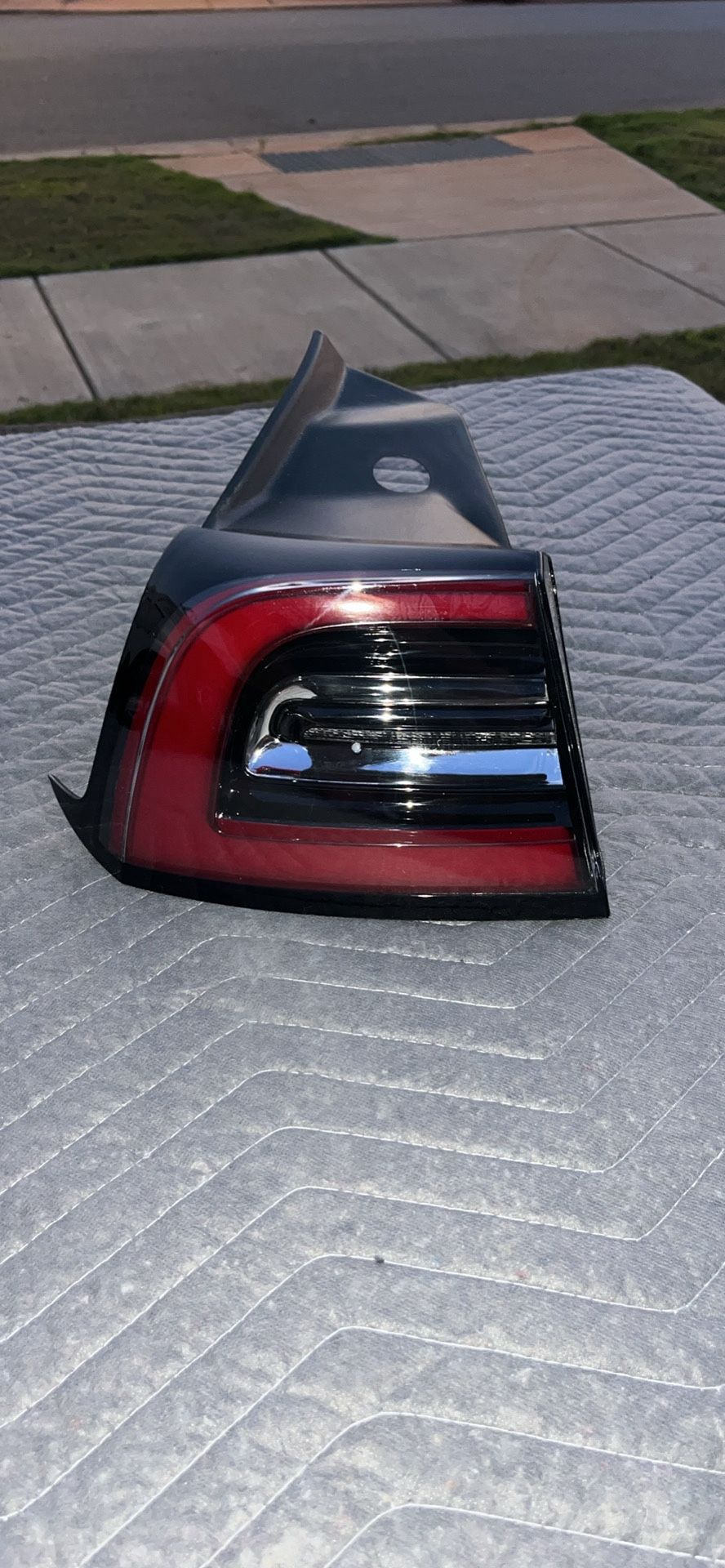 TESLA MODEL Y GENUINE LEFT (D) TAILLIGHT ASSEMBLY