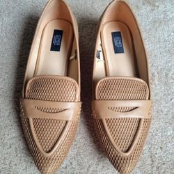Jones New York Qenall tan pointed-toe flat loafer. Size 10