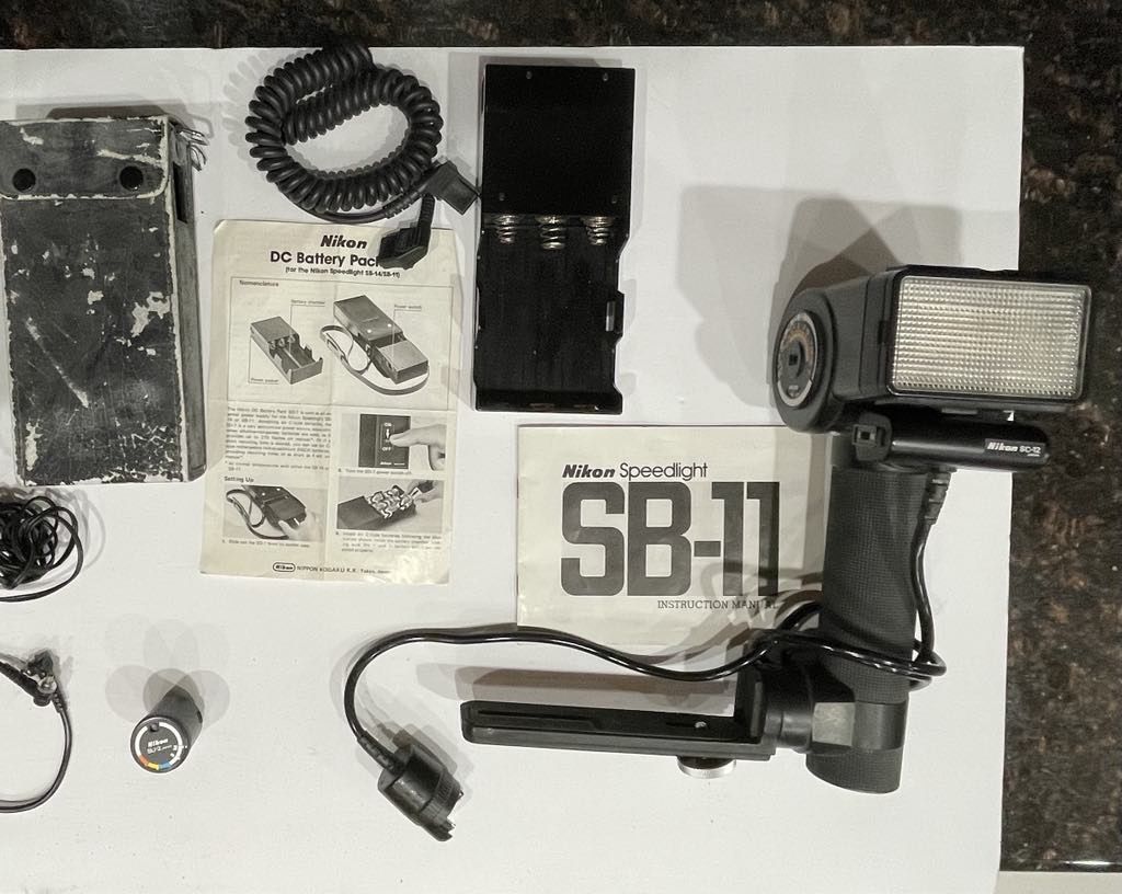 Nikon SB-11 flash for F-3, SD-7 DC battery Pack and connecting cord, SU-2 sensor, PC locking cord - untested - please check pictures and ask questions