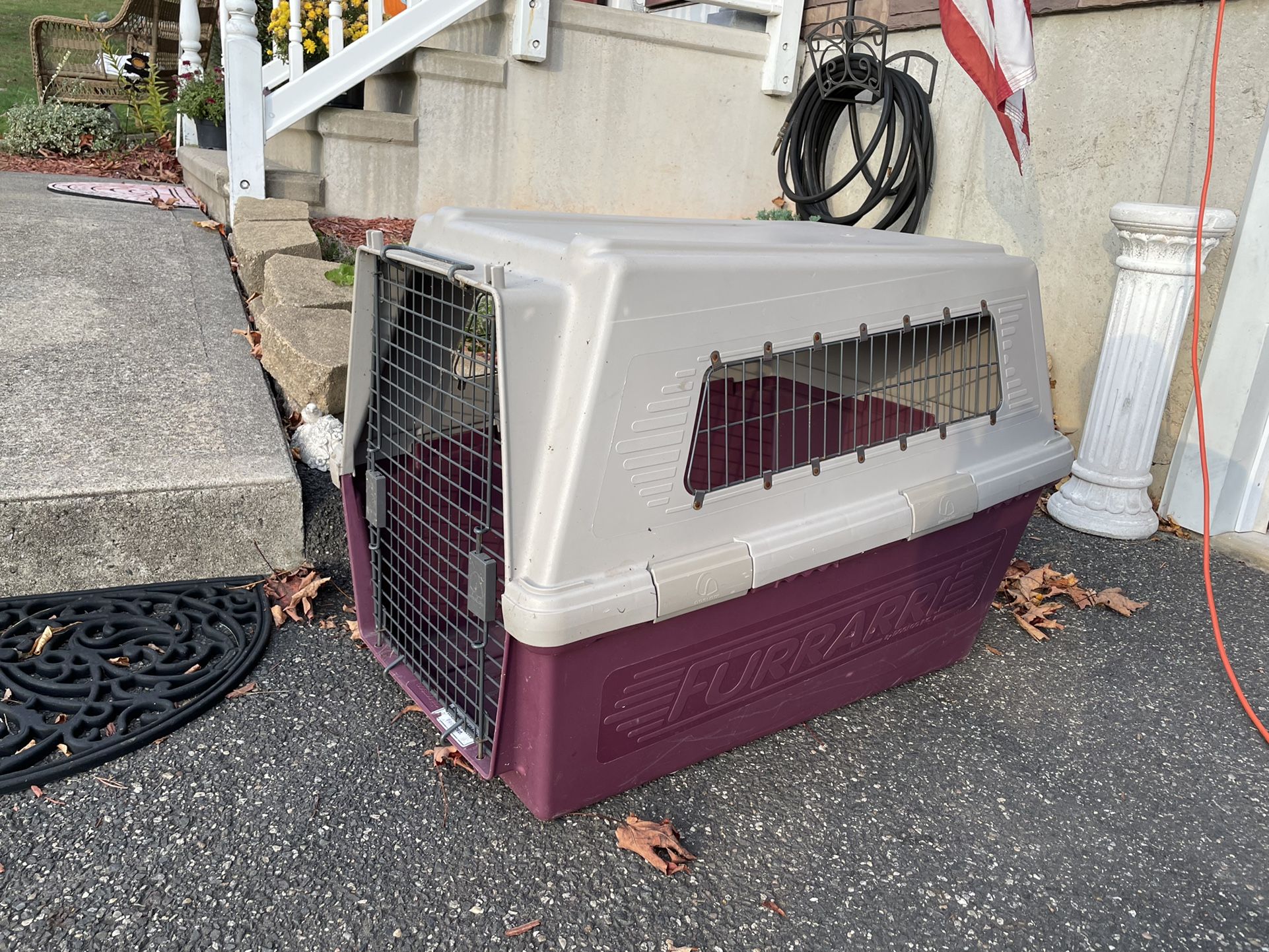 Furrarri pet carrier crate good condition $40