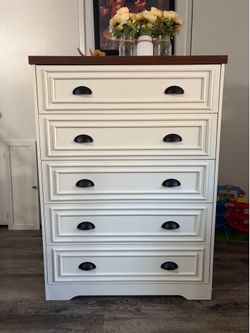 Brand New 5-Drawer Dresser with Built-In Charging Station (Assembled )