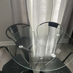 Dining Table/ 4 Chairs 