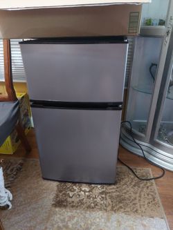 Mini fridge (not sure what brand)