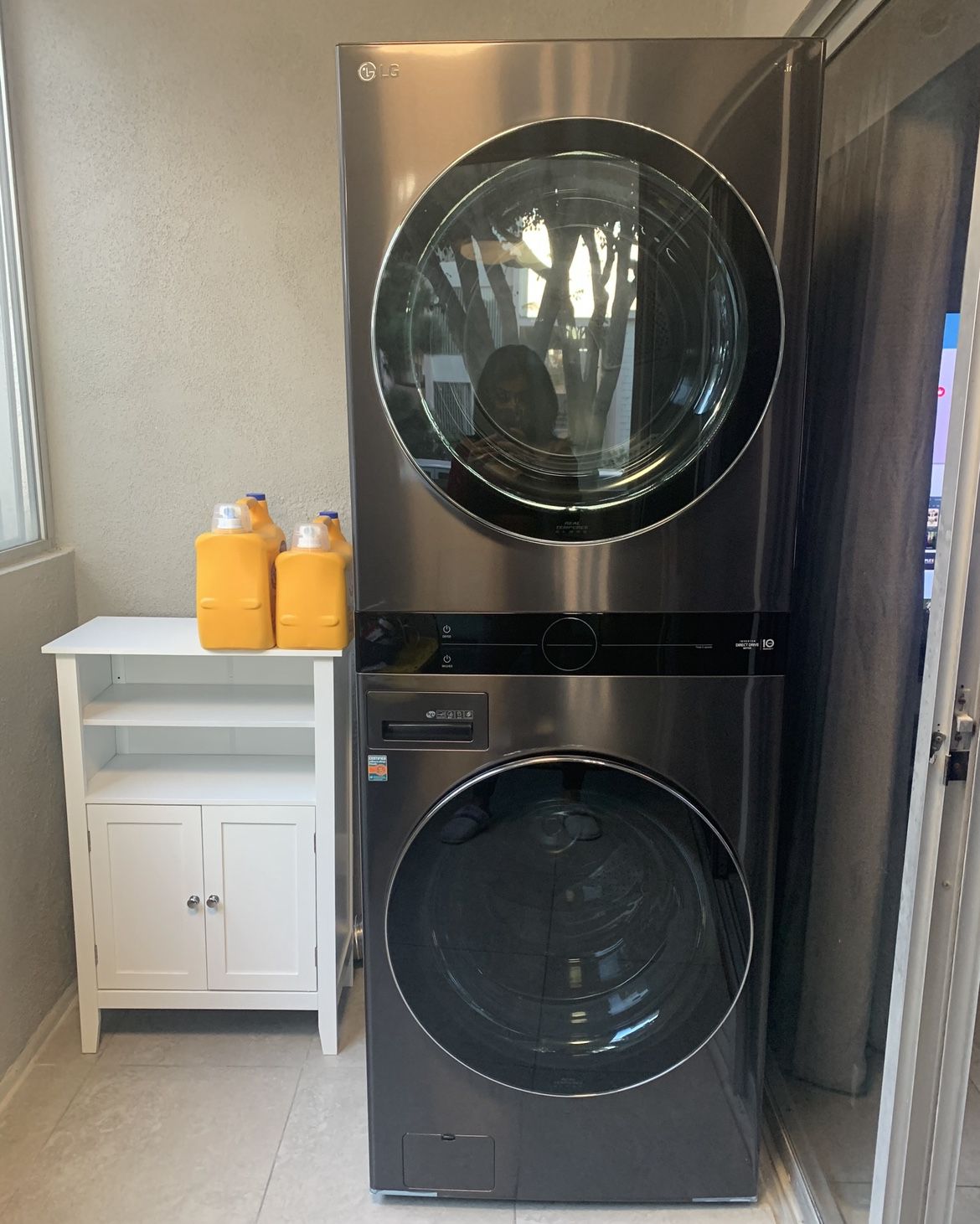 LG Stacked Electric Washer/dryer - Excellent Condition!
