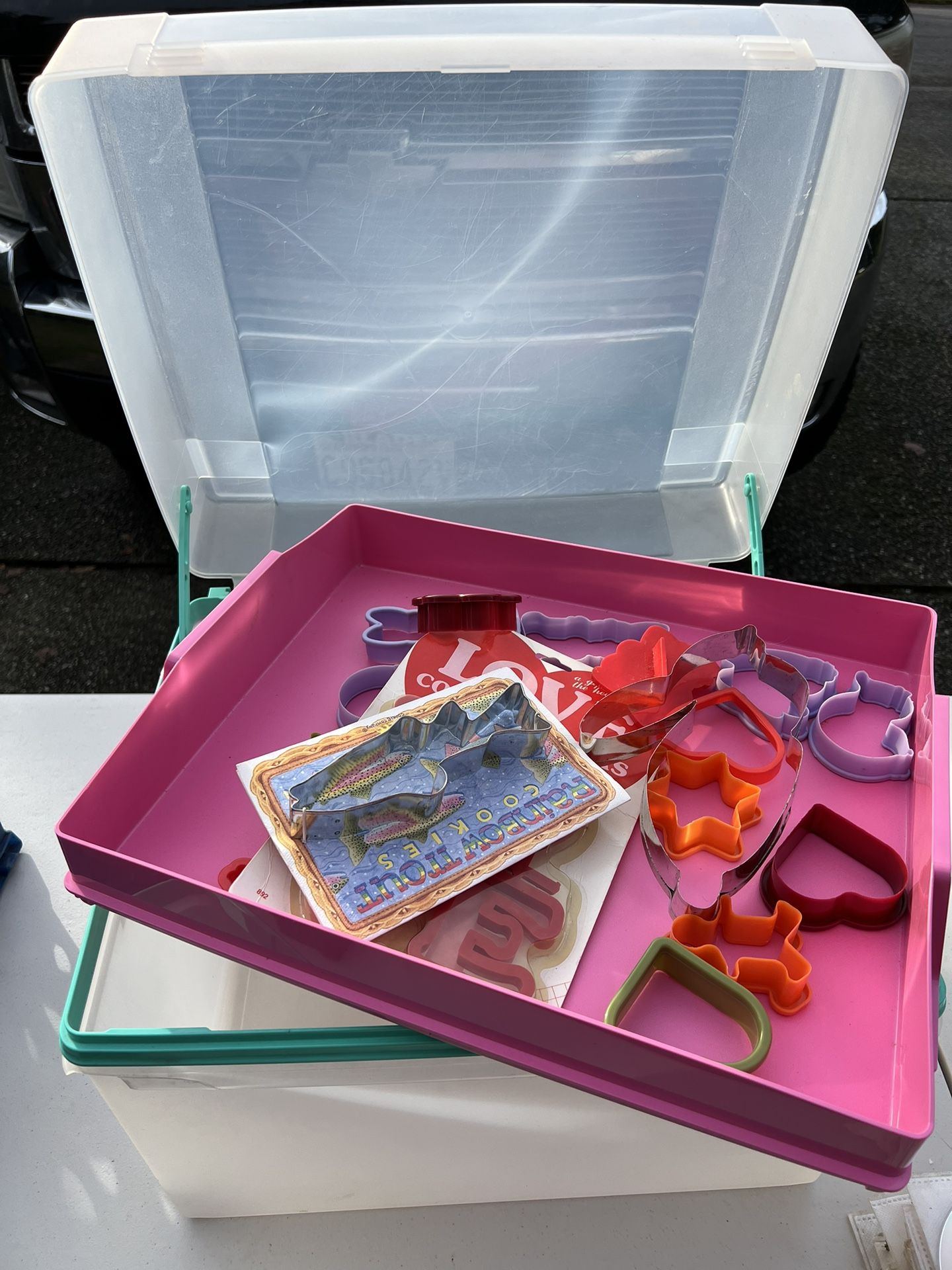 Tupperware Cake Container