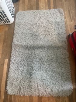 Rectangular gray rug