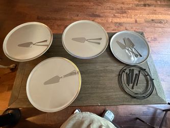 Set of 6 Pizza Pans w/stands and serving spatula