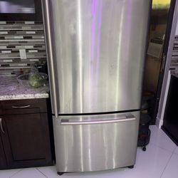 LG Large Refrigerator with Freezer – Used, Great Condition, Works Perfect