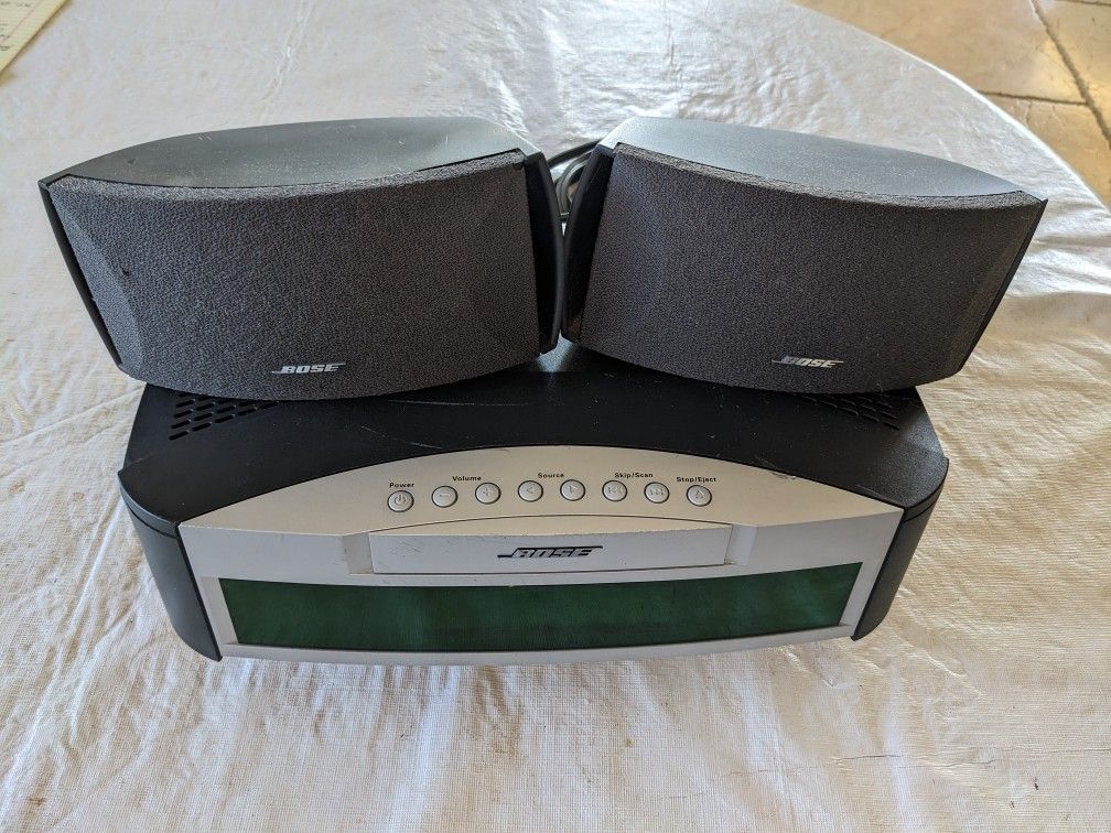 Bose DVD -video with 2 Speakers Remote,&Monster Microphone Included 