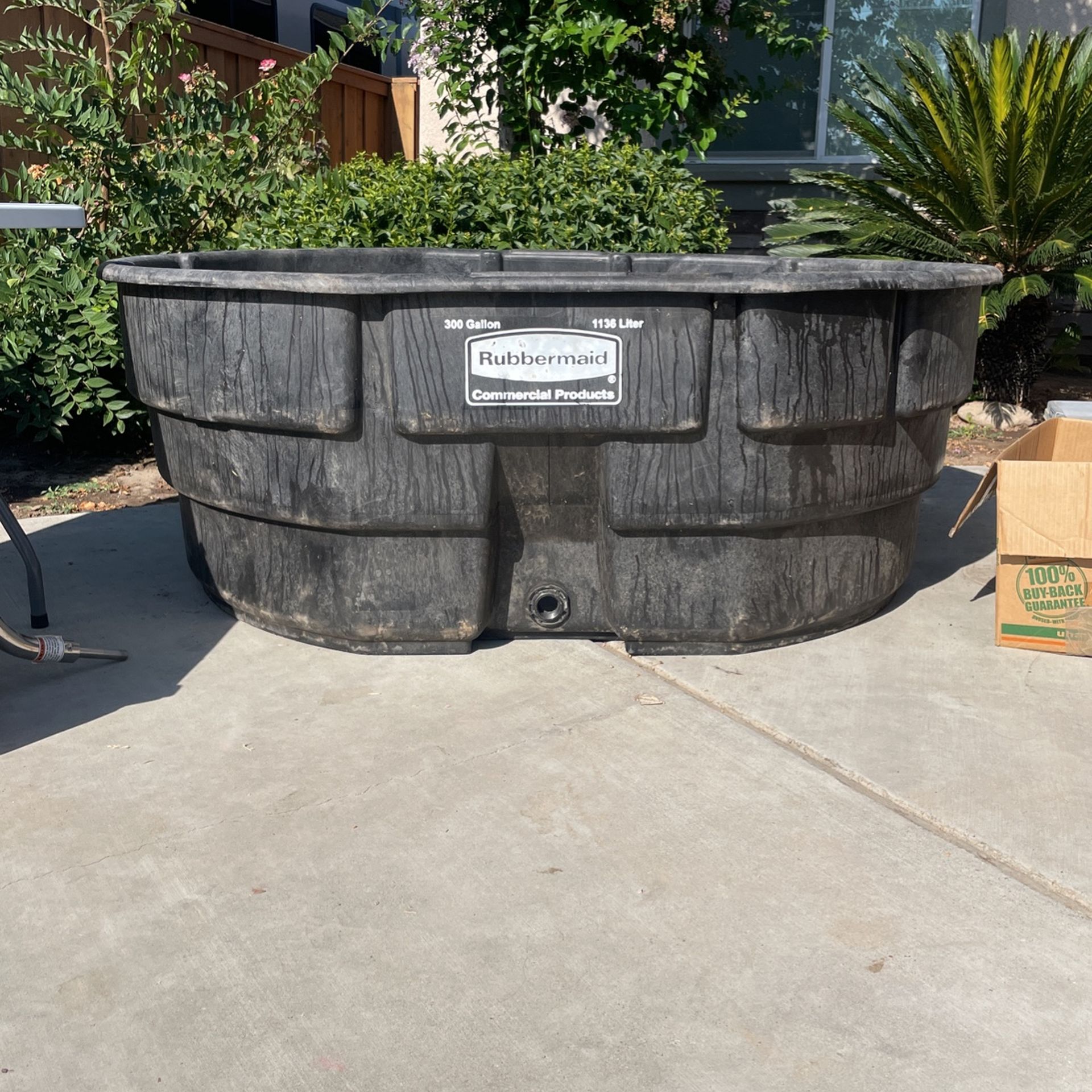 Rubbermaid 300 Gallon Trough