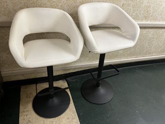 2 Bar Stools 