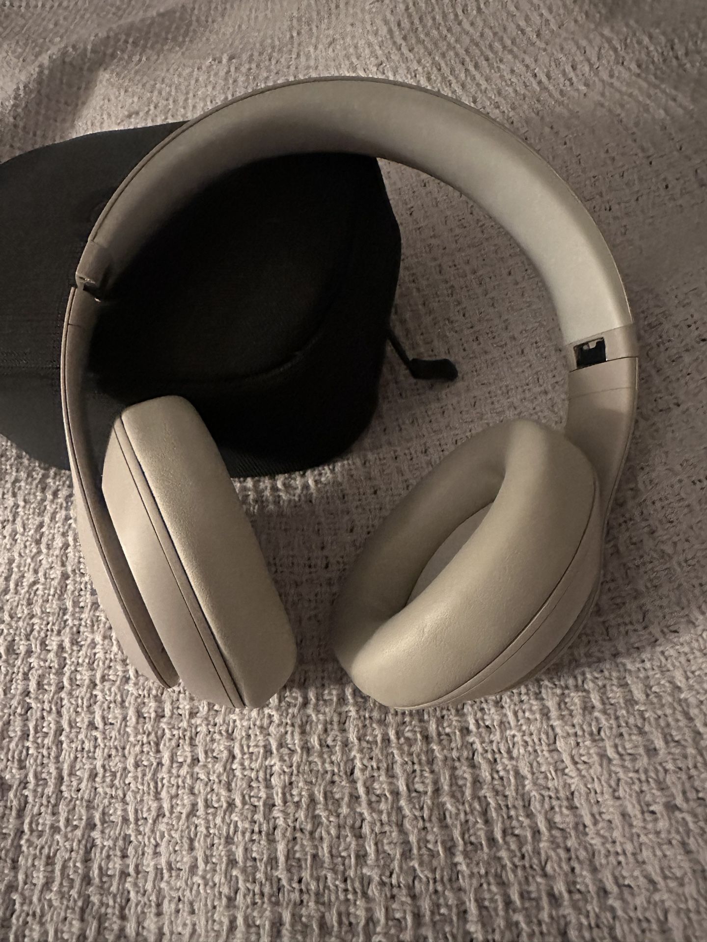 Beats 🎧 Noise Canceling Headphones