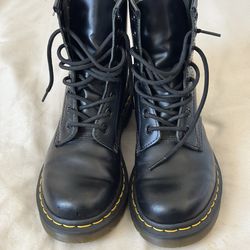 Dr. Martens 7 women’s size