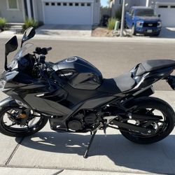 2023 Kawasaki Ninja 400 (86 Miles) 