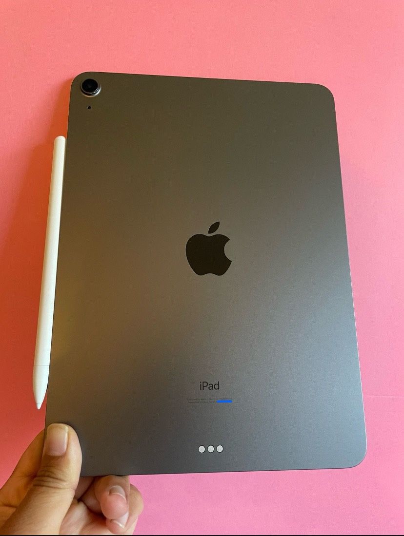 Apple IPad Air 4th Generation (10.9” Liquid Retina/ 2020 Model) 64GB with keyboard case, stylus pen & Accessories (256gb $439)