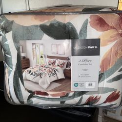 King/California King Comforter Set (BRAND NEW UNOPENED) $50firm Fcfs