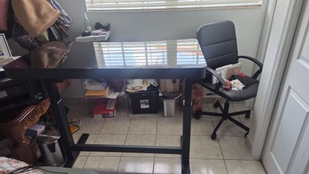 Like NEW, super nice Adjustable work desk