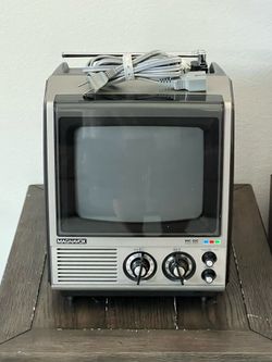MAGNAVOX SOLID STATE COLOR TV Model BJ4010BK01