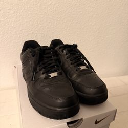 NIKE BLACK AIR FORCES
