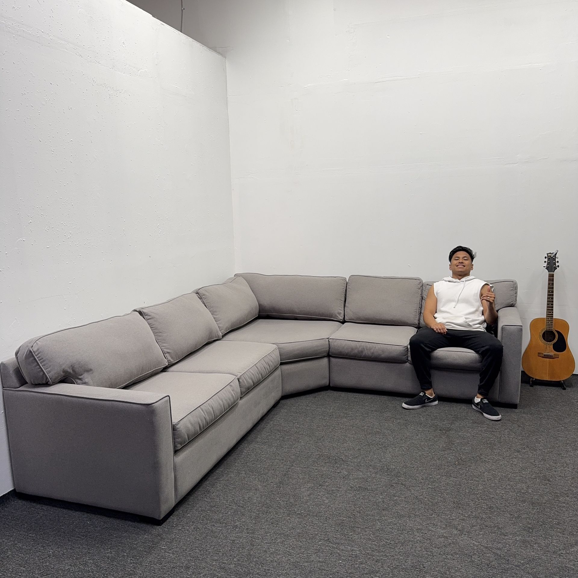 Jonathan Louis Sectional Couch (❌Half Off❌) - Can Deliver - ***Perfect Condition
