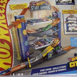 Hot Wheels City Stunt Garage Playset with 1 Toy Car in 1:64 Scale & Storage for 20+ Vehicles