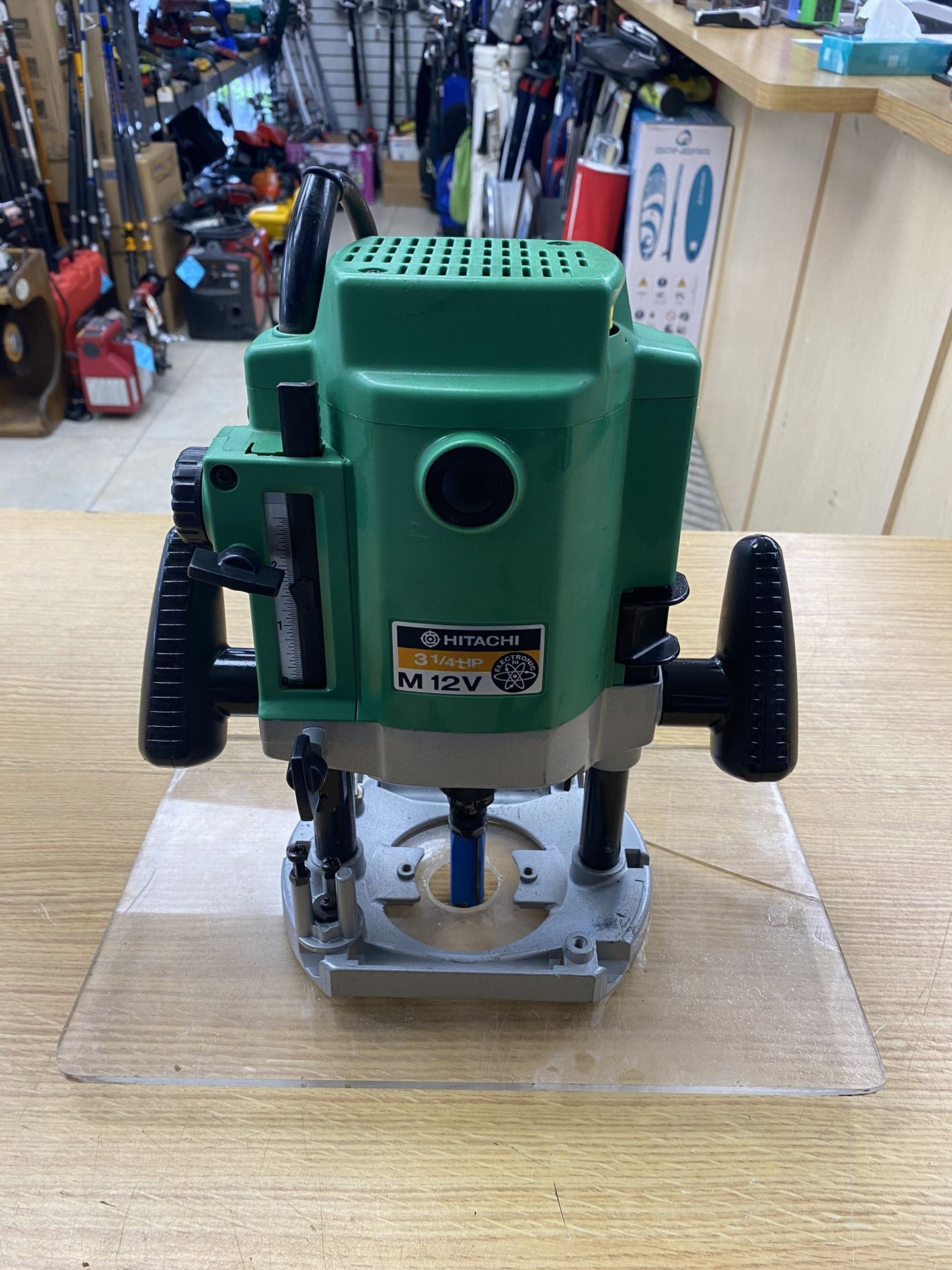 Hitachi M12V Wood Router 3 1/4 HP 15A. 8000-20000