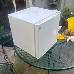 GE Mini Fridge With/Freezer