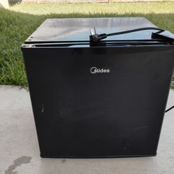 GREAT MINI FRIDGE 