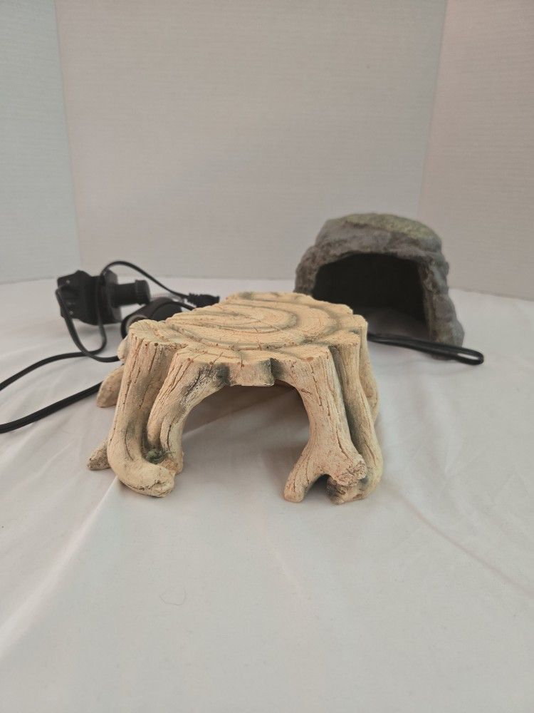 Reptile pacing and hiding rocks and heat white