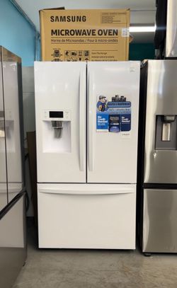 Kenmore Refrigerator 25.5 Cu Ft French Door With Ice Maker And Water Dispenser