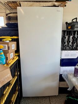 Freezer/refrigerator can convert to either
