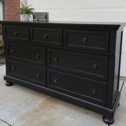 Gorgeous Black 7-Drawer Ashley Furniture Solid Wood Dresser