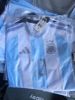 Messi jersey (M or L)