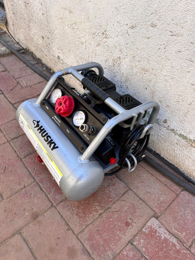 Husky
1 Gal. 135 PSI Portable Electric Oil-Free Quiet Jobsite Air Compressor with Dual Pressure