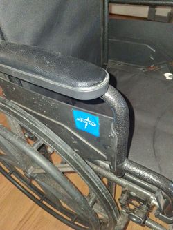 Midline wheel chair   really good condition