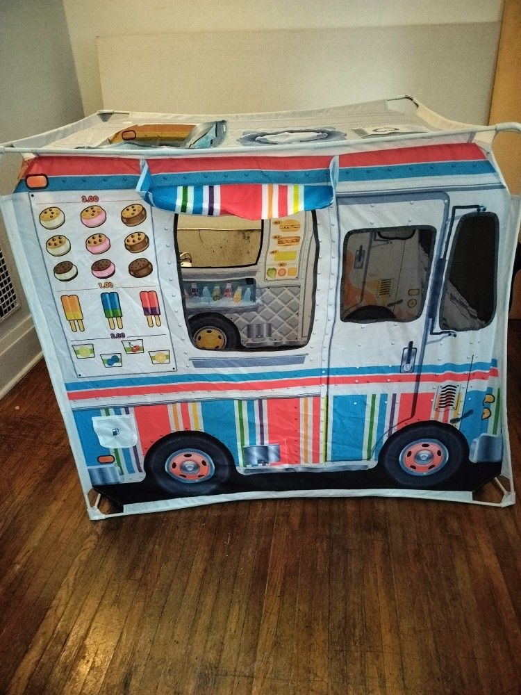 Play Food Truck With Food Accessories On The Menu
