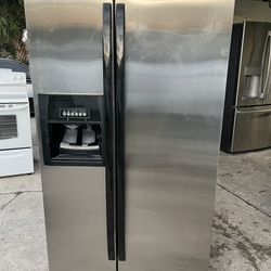 Whirlpool Refrigerator 36”W 70”H Everything Works Good