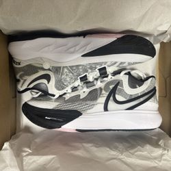 Size 8: Nike Kyrie 8