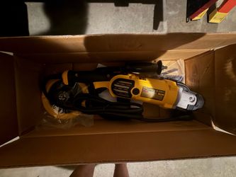 DEWALT Buffer Polisher, 7-in-9-in, 12 amp, Variable Speed Dial 0-3,500 RPM’s, Soft Start Corded Car Buffer (DWP849X)
